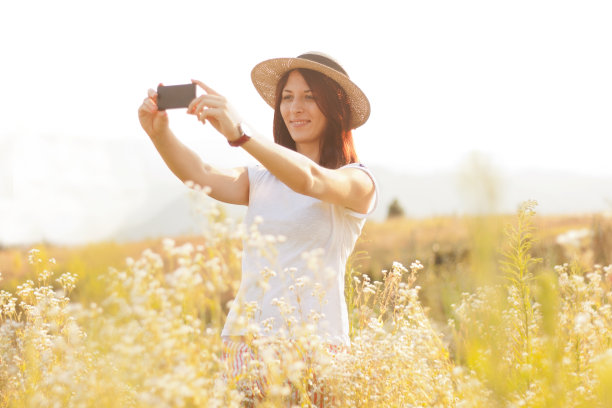 享受阳光的女人。图片下载