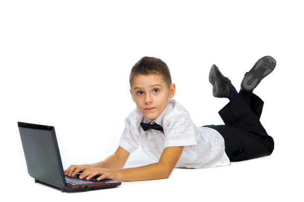 男孩和笔记本电脑图片下载