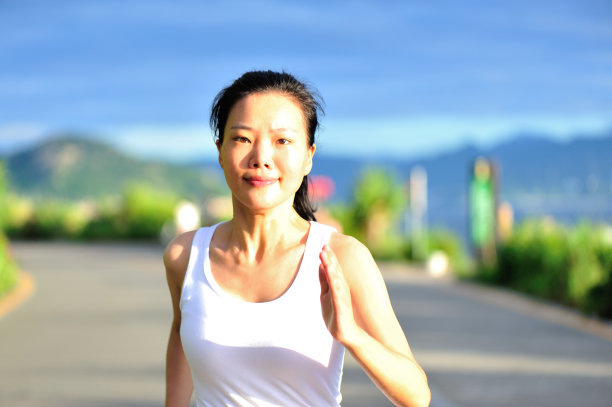 亚洲女性跑步者在户外晨跑图片下载