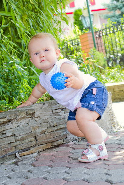 宝贝在散步图片下载