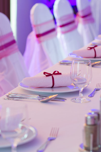 豪华的餐具，紫色的餐巾在盘子里图片下载