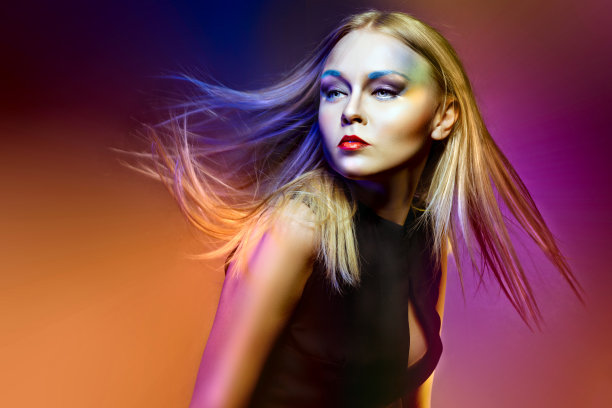 时尚女性与专业的化妆和发型工作室图片下载