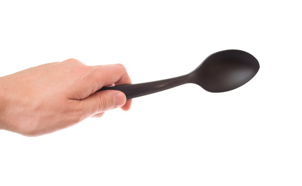 塑料厨房用具孤立在白色背景上。图片下载