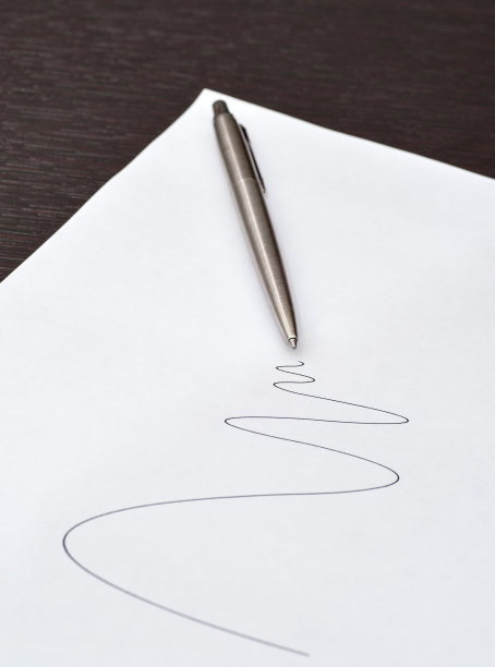 笔躺在纸上图片下载