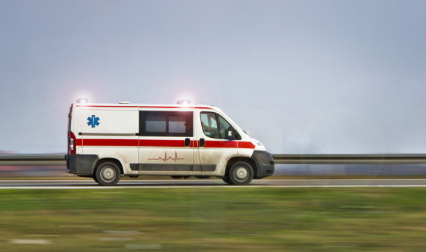 救护车开着警笛在路上行驶图片下载