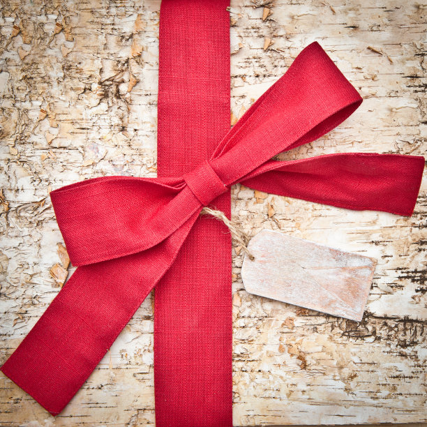 木制背景与一个红色的蝴蝶结图片下载