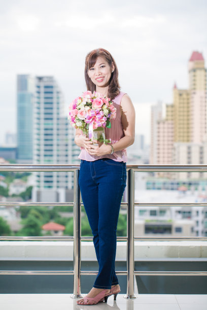 美丽的亚洲女人与花图片下载