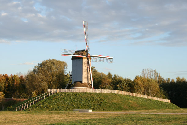 弗兰德斯田野里的老风车。图片下载