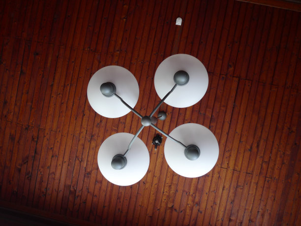 木质天花板上的灯图片下载