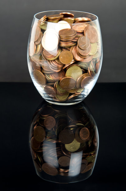 硬币在玻璃之上的黑色图片下载