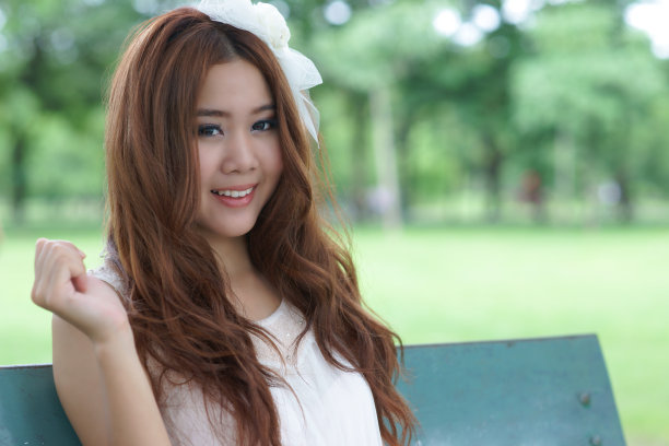 公园里的亚洲女孩图片下载