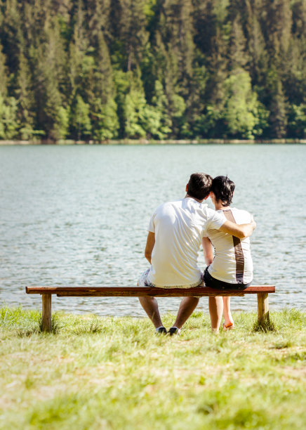年轻的恋人坐在木凳上图片下载