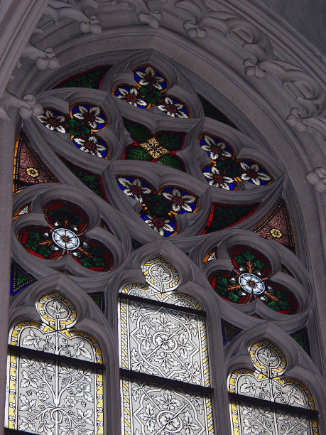 天主教堂的彩色玻璃。宗教符号图片下载