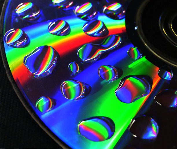 水滴里的颜色图片下载