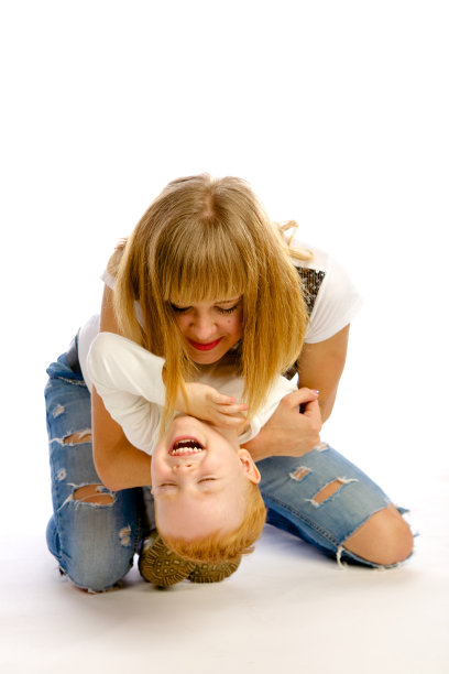 妈妈和她的儿子玩图片下载