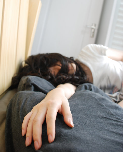 疲倦的女孩躺在床上图片下载