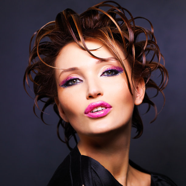 女人的时尚发型和明亮性感的粉色嘴唇图片下载