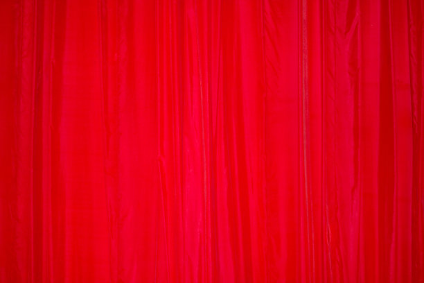 红色的窗帘。图片下载