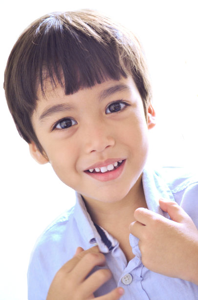 可爱的男孩微笑图片下载