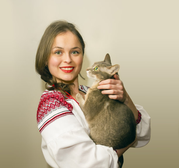 身着乌克兰民族服装的美女肖像图片下载