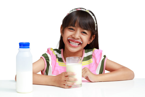 喝牛奶的亚洲小女孩图片下载