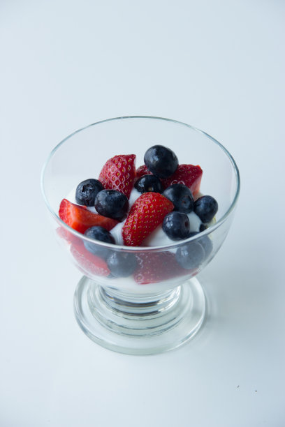 玻璃碗里的浆果和酸奶图片下载