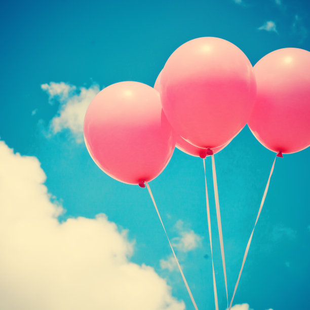 四个粉色的气球图片下载