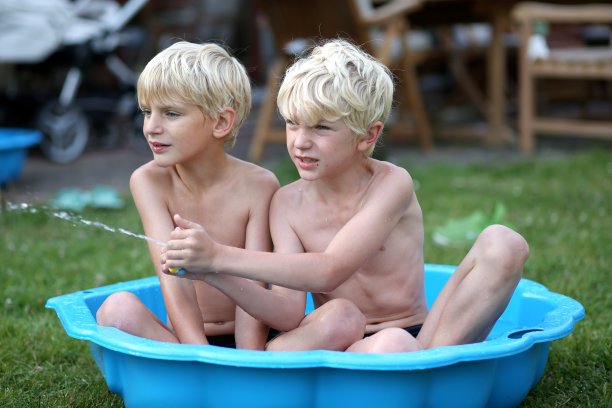 两个兄弟在儿童泳池里玩图片下载