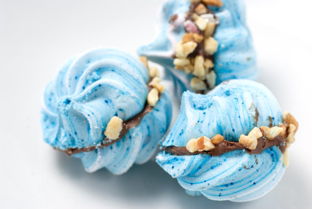 巧克力和核桃的蛋白霜图片下载