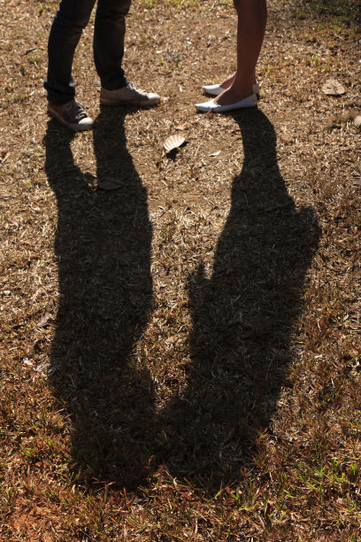 接吻的阴影图片下载