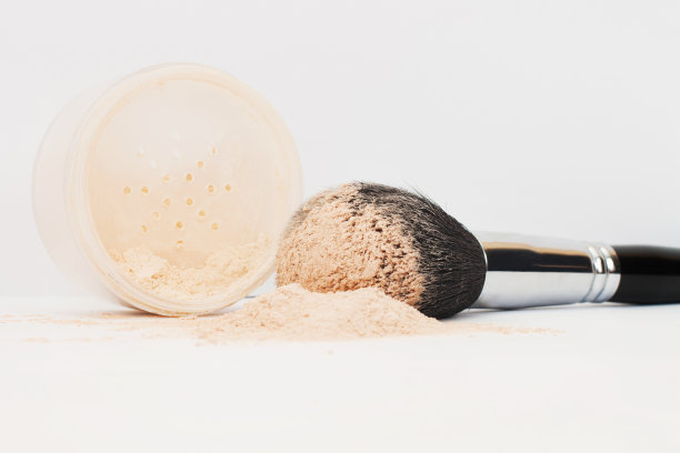 用刷子擦粉图片下载