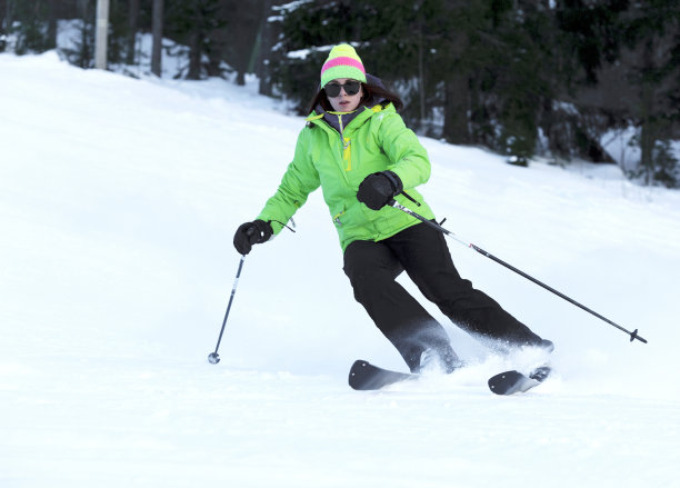 滑雪者从斜坡上下来图片下载