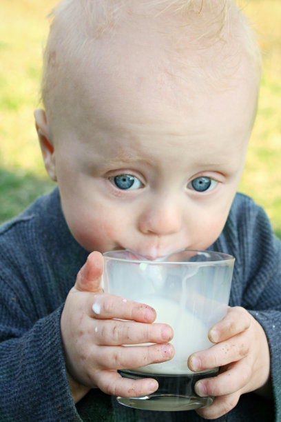 婴儿喝牛奶图片下载