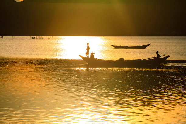 池塘上的小船图片下载