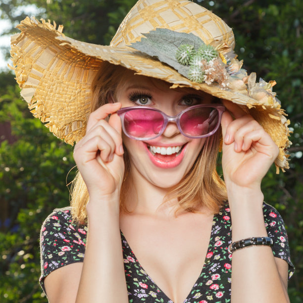 快乐的年轻女子户外图片下载