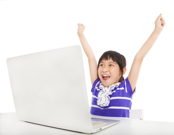 快乐的小女孩在教室里学习电脑图片下载