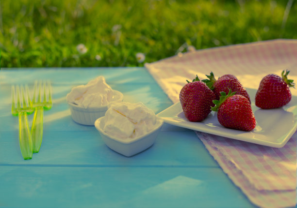 草莓和冰淇淋图片下载