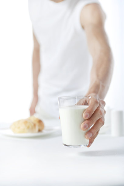 拿起杯子的人图片下载