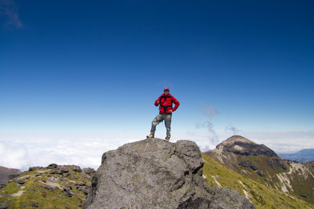 山顶上的人图片下载