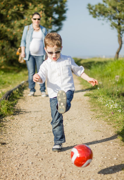 快乐的儿子在玩足球图片下载