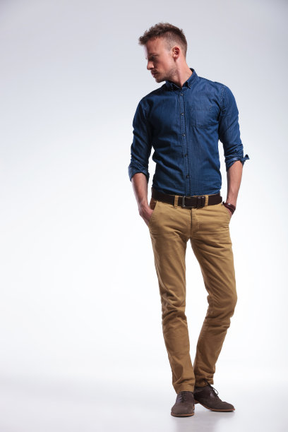 一个随意的男人双手插在口袋里站着图片下载