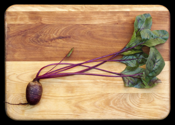 切菜板上的红甜菜图片下载