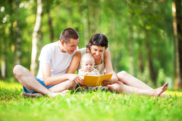 快乐的家庭在公园看书图片下载