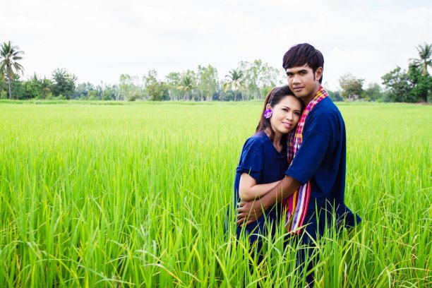 一对农民在稻田里图片下载