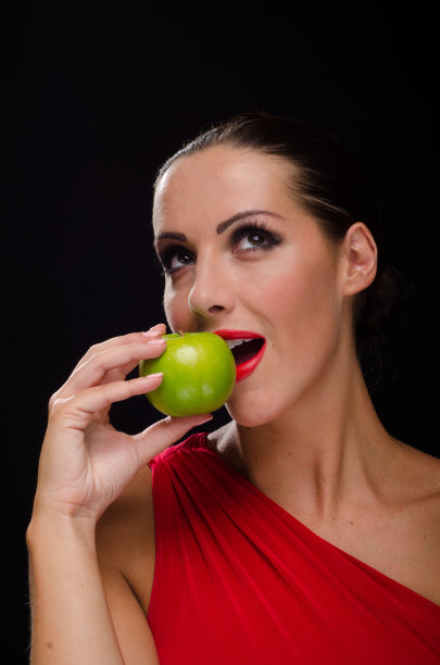 美丽的女人在吃青苹果图片下载
