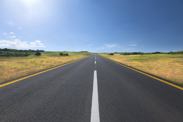 晴朗白天在空旷的道路上驾驶素材图片