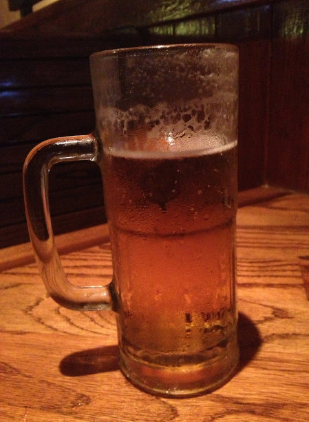 酒吧里的啤酒图片下载