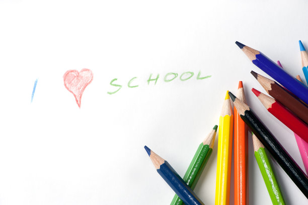 回到学校，用蜡笔在白纸上画图片下载