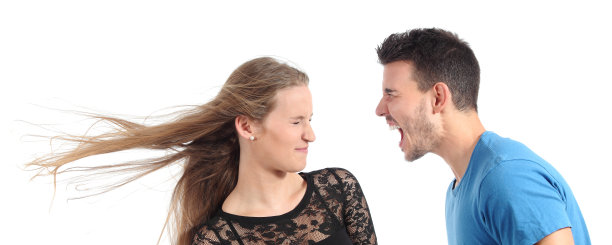 一个男人对一个女人大喊大叫图片下载