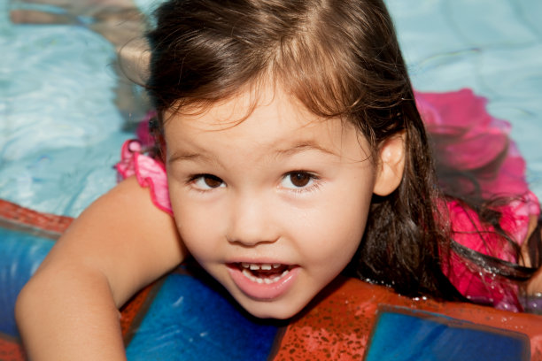 游泳池里的可爱女孩图片下载